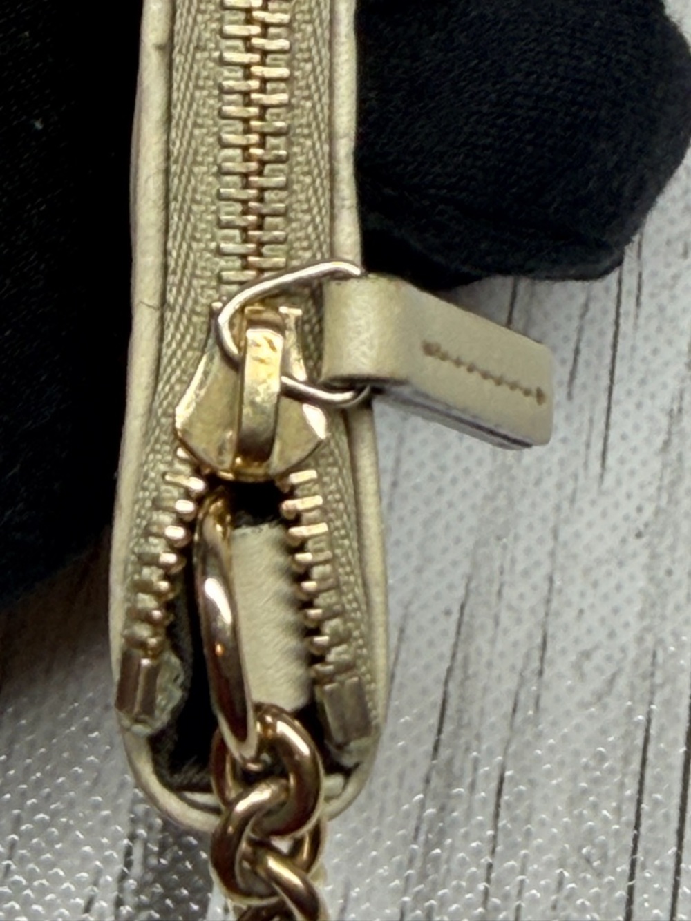 PRE LOVED Light Gray Gucci Guccissima Coin Purse with key ring hook - Picture 4 of 14